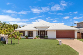 Edge Water 2 minutes from the beach with a pool! Townsville